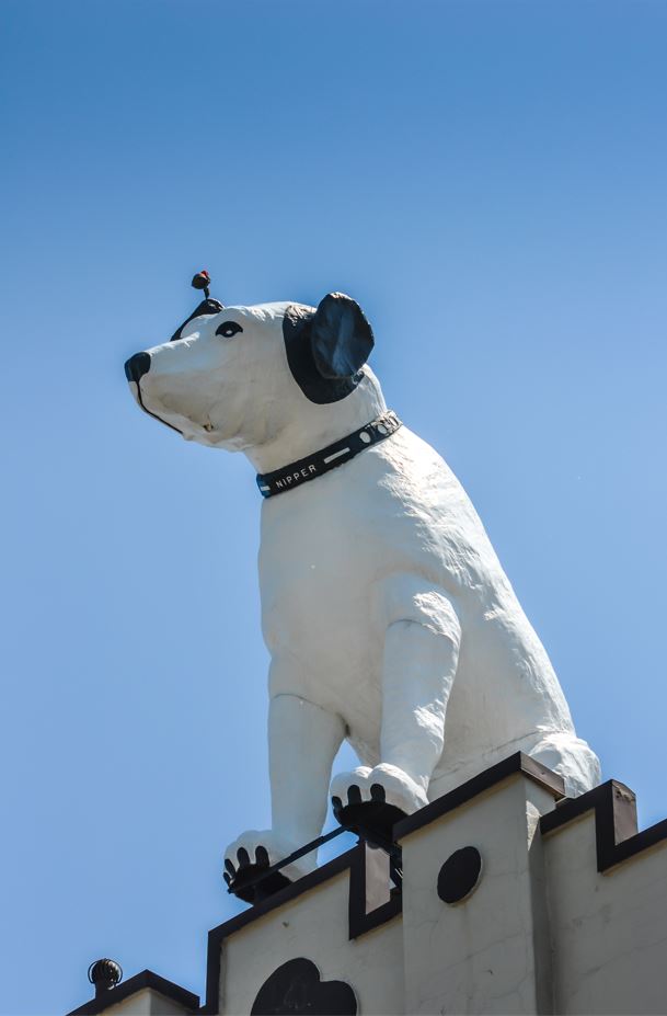 Nipper Statue on top of 991 Broadway in Albany